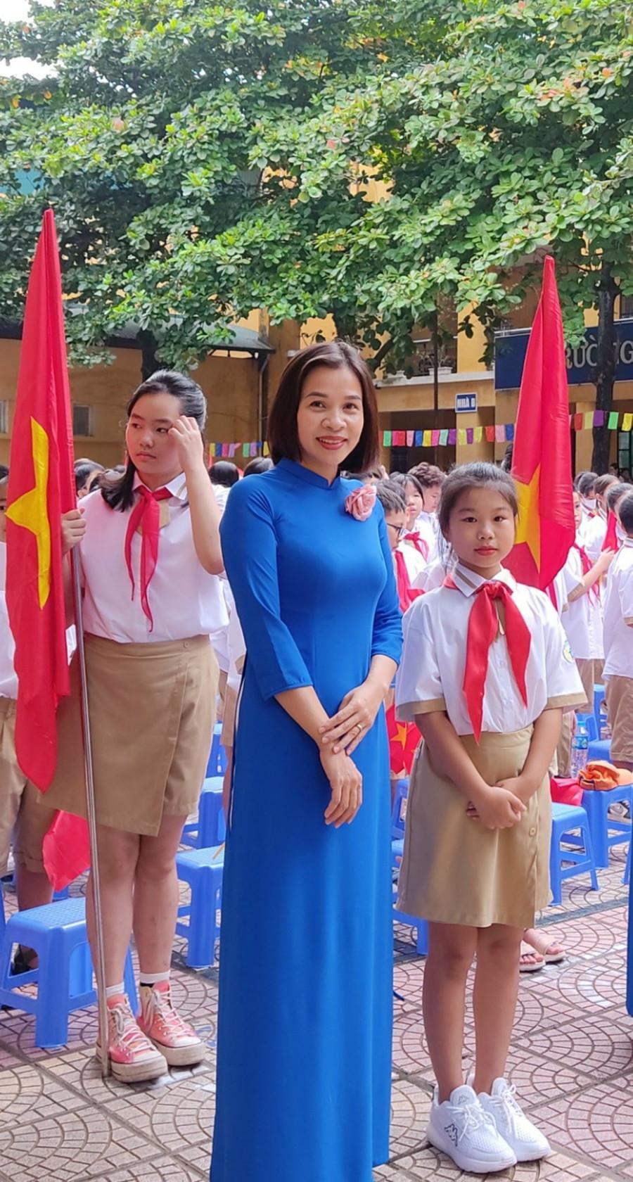 Cô Nguyễn Nguyệt Ngư và học trò trong lễ khai giảng năm học 2024-2025 tại Trường THCS Thái Thịnh. Ảnh: NVCC. nguyet-ngu.jpg