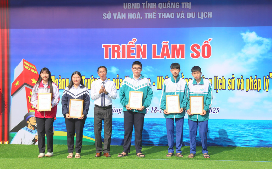 trien-lam-truong-sa-1.jpg