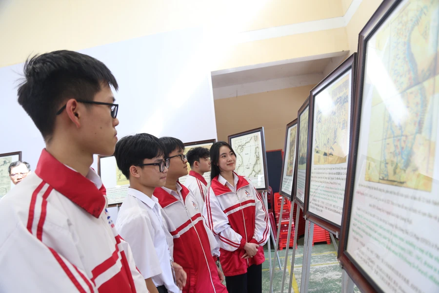 Học sinh tìm hiểu các tài liệu về Hoàng Sa, Trường Sa.