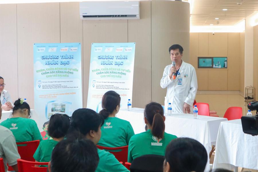 BS.CKII Võ Minh Thành trao đổi với gia đình các em nhỏ. (Ảnh: TT) 7-te.jpg
