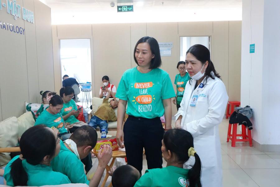 Đội ngũ y, bác sĩ trao đổi với đại diện các gia đình có trẻ bại não. (Ảnh: TT) 1-te.jpg