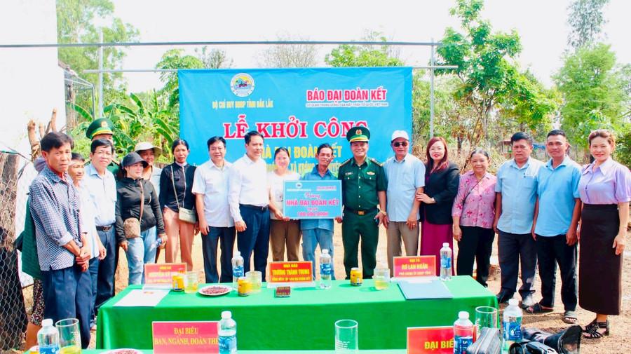 Các đại biểu dự Lễ khởi công nhà Đại Đoàn Kết chụp ảnh lưu niệm. Ảnh: Ngọc Lân.