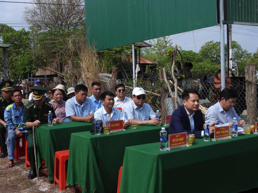 Các đại biểu dự Lễ khởi công nhà Đại Đoàn Kết. Ảnh: Thanh Nga.