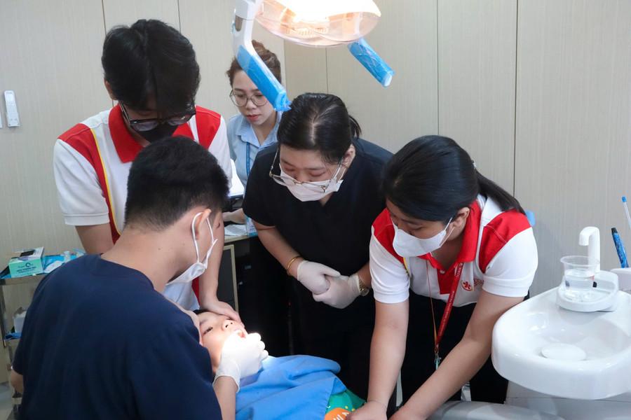 Một em nhỏ đang được chăm sóc răng miệng. (Ảnh: TT) 3-te.jpg