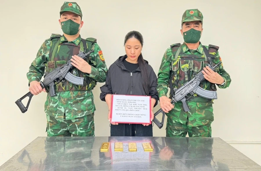 Phạm Thị Vân Anh cùng tang vật là 4kg vàng tại cơ quan chức năng.