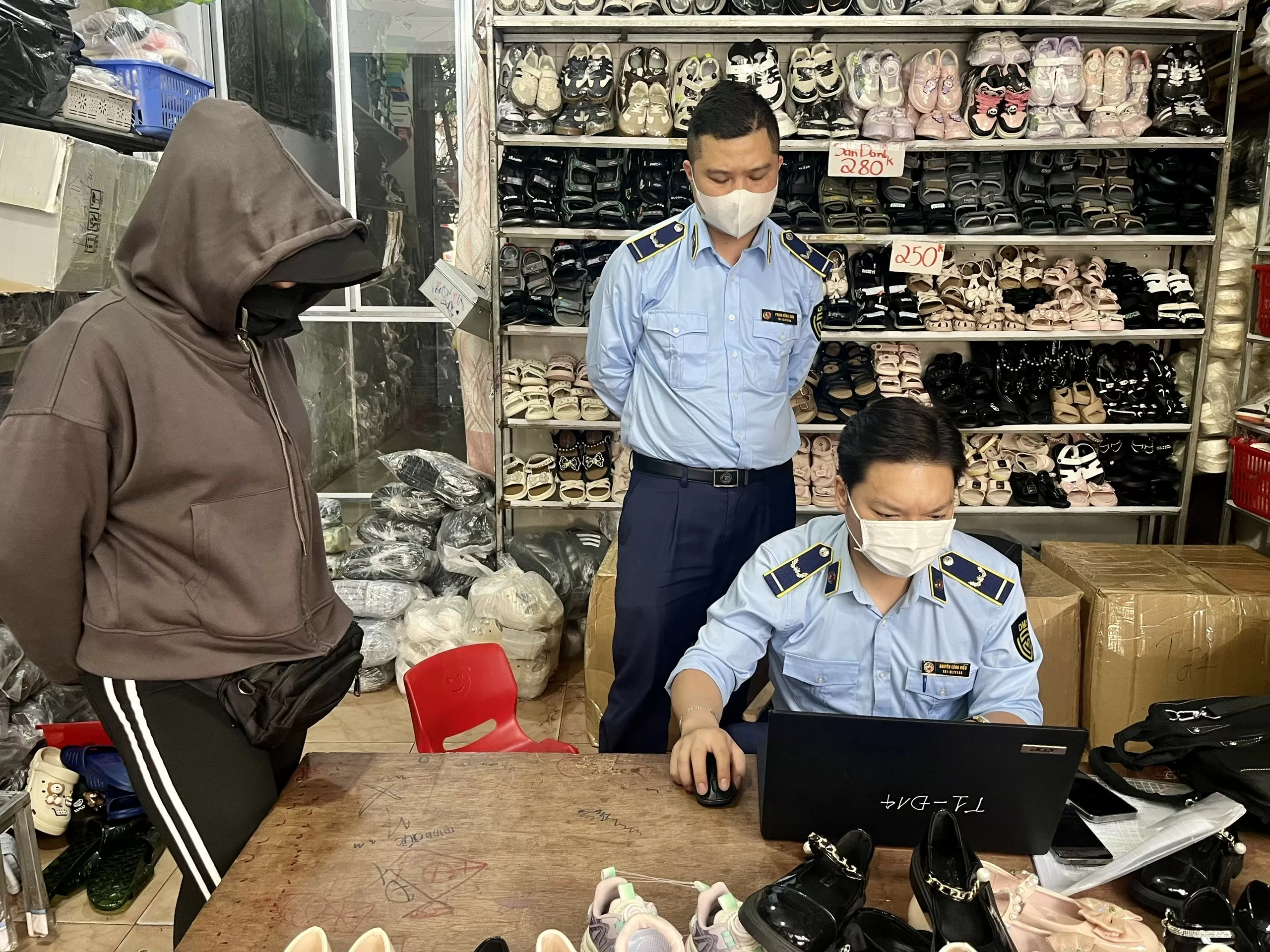 Hàng giả ngập chợ Nhà Xanh, chủ hộ ‘né’ đăng ký kinh doanh