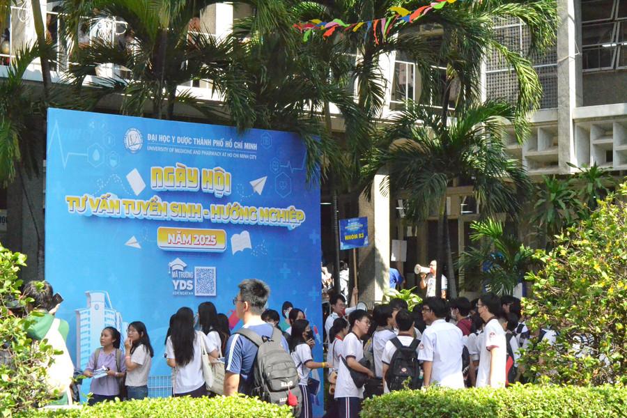 Các đoàn học sinh xếp hàng vào tham quan Trường Đại học Y Dược. Ảnh: Hương Phú