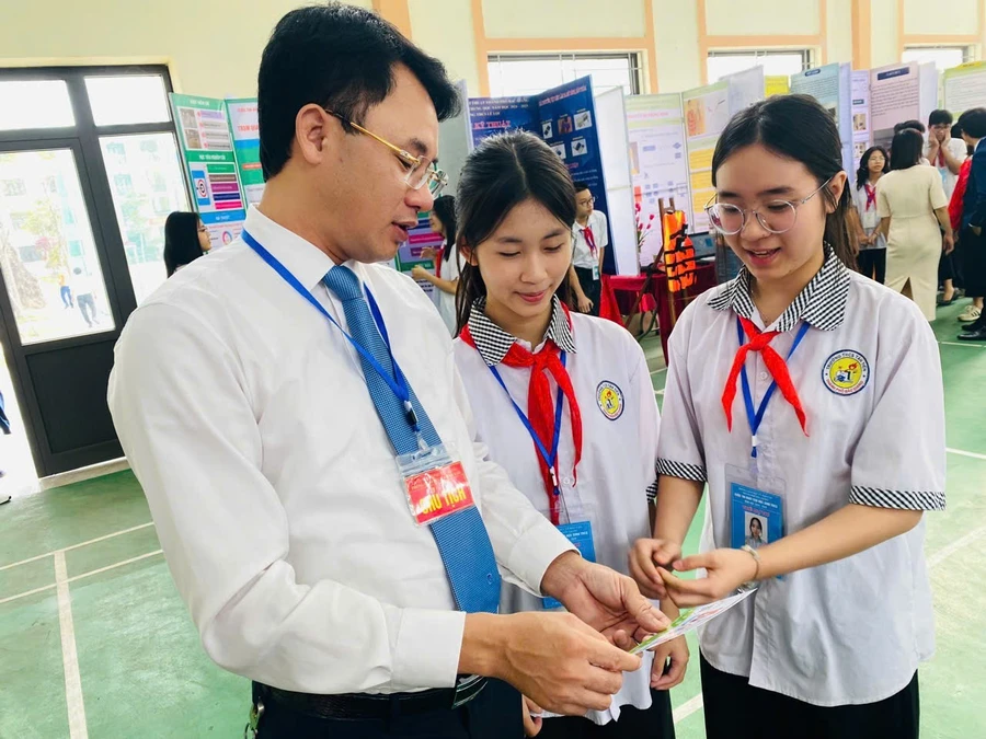 Ông Đỗ Văn Quý - Trưởng phòng GD&ĐT TP Bắc Giang động viên học sinh tại Cuộc thi KHKT cấp tỉnh Bắc Giang.