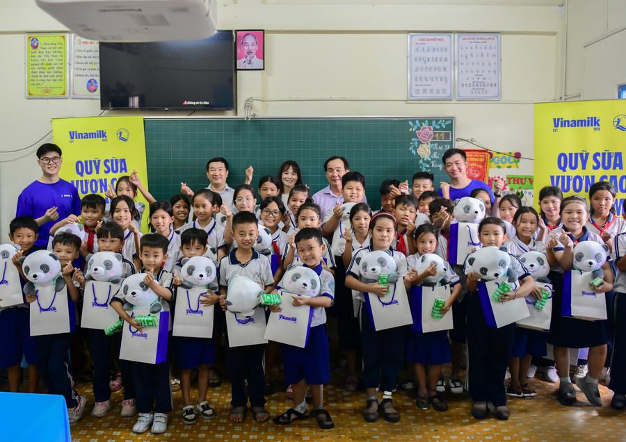 Nụ cười đáng yêu của các em học sinh “vùng đất thép” trong ngày Quỹ sữa đến thăm (Ảnh: Nam Anh). anh-3c-vnm.jpg