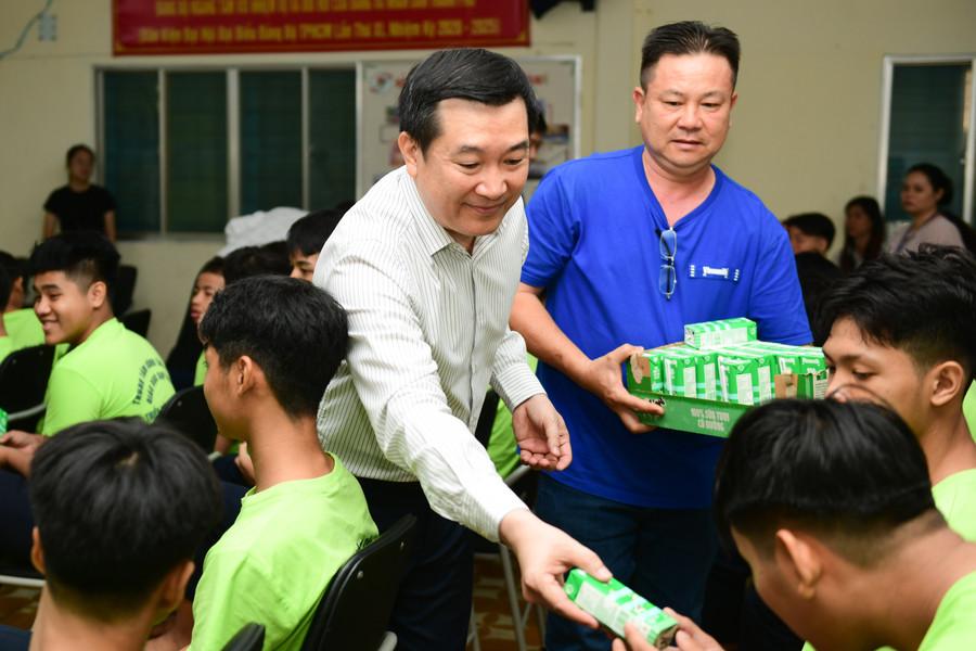 Các em học sinh đón nhận sữa, gấu bông và các món quà khác từ Vinamilk. anh-2b-vnm.jpg