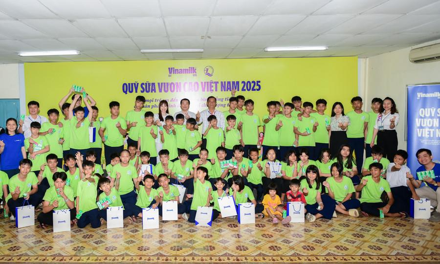 Bên cạnh nguồn dinh dưỡng thiết yếu là những hộp sữa, món quà Quỹ sữa mang đến còn là sự quan tâm, chăm sóc và động viên các em để vươn lên trong cuộc sống (Ảnh: Nam Anh). anh-4a-vnm.jpg