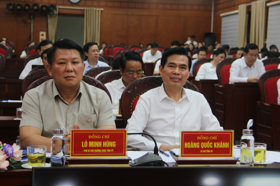 Các đại biểu Thường trực tỉnh ủy Sơn La dự hội nghị. img-7801.jpg