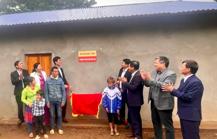 Huyện Bắc Yên huy động nguồn lực xóa nhà tạm, nhà dột nát cho hộ nghèo. 78.jpg