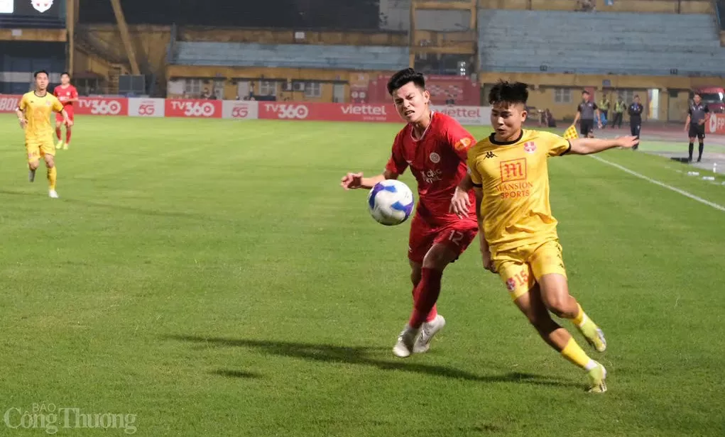 Thể Công (áo đỏ) nhiều lần ép sân, hãm thành ở hiệp 1.