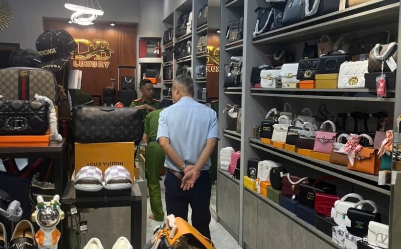 Lực lượng chức năng phát hiện hộ kinh doanh có dấu hiệu buôn bán hàng giả với giá trị hàng hoá khoảng 800 triệu đồng. Ảnh: Quốc Dũng