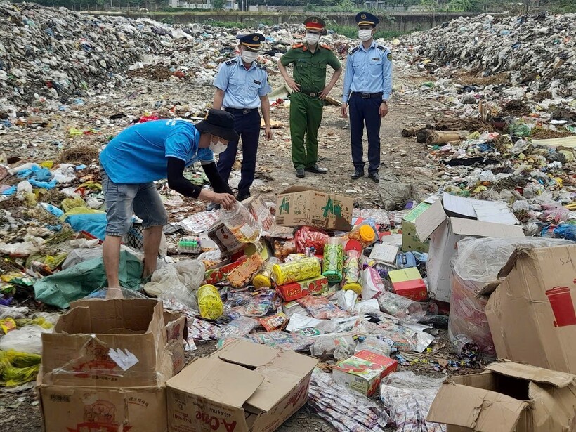 Hơn 2,3 nghìn sản phẩm nhập lậu đã bị tiêu hủy. Ảnh: Quản lý thị trường Thanh Hóa