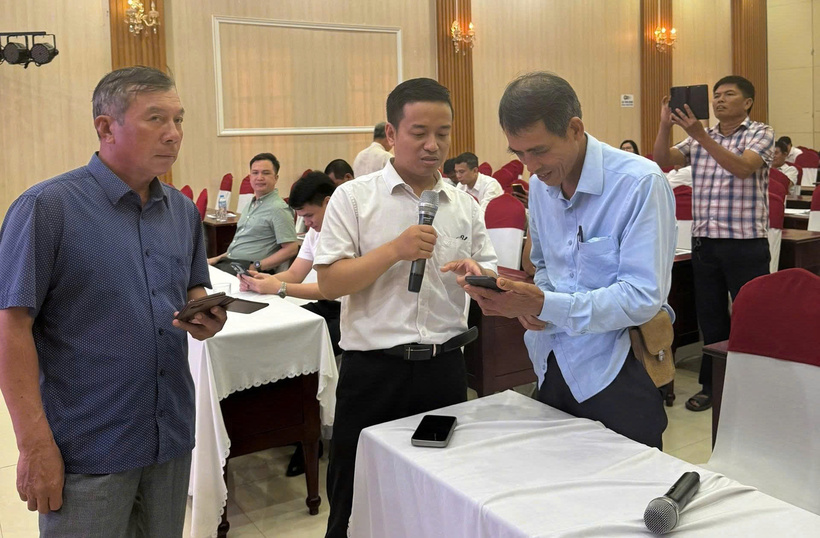 Chuyên gia eComDX hướng dẫn doanh nghiệp Hưng Yên cách tạo ra hình ảnh, video quảng bá sản phẩm bằng AI. Ảnh: Cục Thương mại điện tử và Kinh tế số