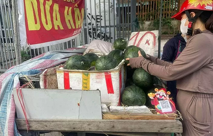 Dưa hấu rẻ bán khắp vỉa hè, người dân mua giải nhiệt