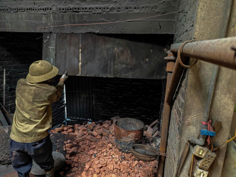 Người dân tự nguyện phá dỡ lò đốt, ống khói, chấp hành pháp luật về bảo vệ môi trường. Ảnh: CAND