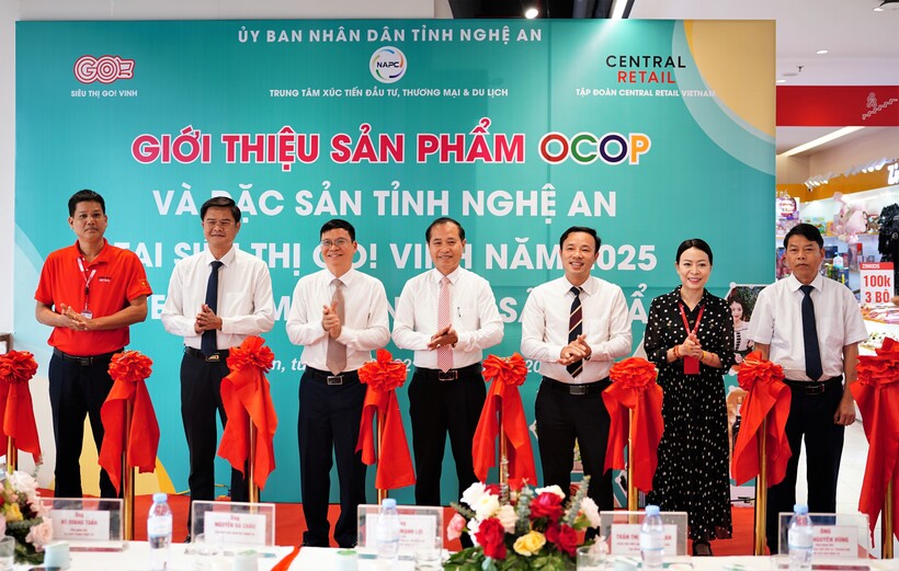 Các đại biểu cắt băng khai mạc chương trình Giới thiệu sản phẩm OCOP và đặc sản tỉnh Nghệ An năm 2025