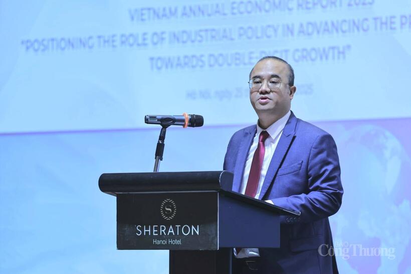 PGS.TS. Nguyễn Trúc Lê - Chủ tịch Hội đồng Trường Đại học Kinh tế - Đại học Quốc gia Hà Nội phát biểu tại hội thảo. Ảnh: Nguyễn Hòa