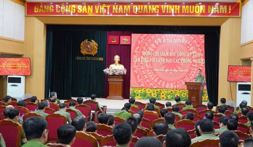 Thiếu tướng Tô Anh Dũng, Giám đốc Công an tỉnh Thanh Hóa chỉ đạo tập trung triển khai các nhiệm vụ giải quyết thủ tục hành chính cho người dân. Ảnh: Công an Thanh Hóa