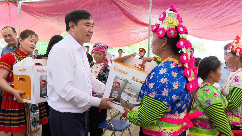 Bí thư Tỉnh ủy Điện Biên Trần Quốc Cường trao quà cho các hộ nghèo, cận nghèo trên địa bàn huyện Tuần Giáo. Ảnh: CTV
