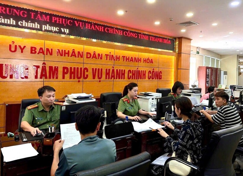 Công an Thanh Hóa giải quyết thủ tục hành chính cho người dân tại Trung tâm phục vụ hành chính công tỉnh. Ảnh: Công an Thanh Hóa