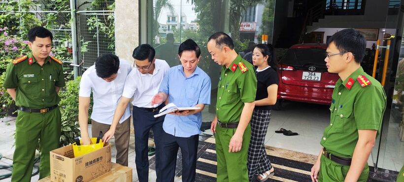 Lực lượng Công an khám xét nơi ở của 'Vi ngộ' và một số đối tượng khác. Ảnh: Công an Thanh Hóa