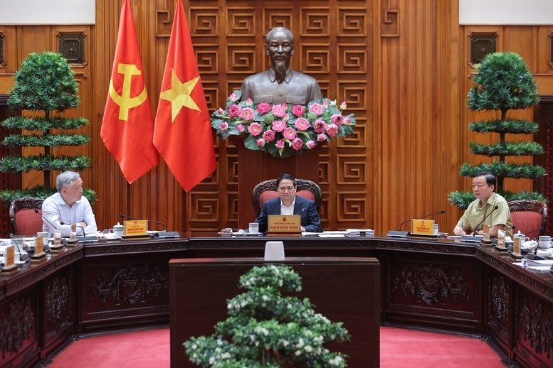 Thủ tướng lưu ý, đẩy mạnh hơn nữa cải cách hành chính, nhất là cắt giảm tối đa thủ tục hành chính rườm rà, tạo thuận lợi, giảm phiền hà, giảm chi phí, thời gian tuân thủ cho người dân và doanh nghiệp - Ảnh: VGP/Nhật Bắc