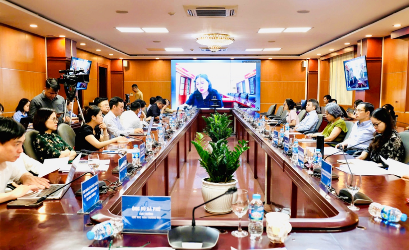 Hội nghị được tổ chức kết hợp trực tiếp và trực tuyến trên nền tảng Zoom, với sự góp mặt của khoảng 300 đại biểu là lãnh đạo các cơ quan quản lý, đại diện hệ thống thương vụ Việt Nam tại nhiều quốc gia, các hiệp hội ngành hàng và doanh nghiệp xuất khẩu