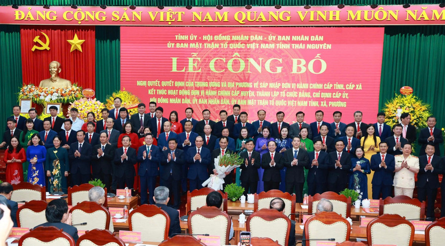 Lãnh đạo, nguyên lãnh đạo Trung ương, Chính phủ chụp ảnh lưu niệm cùng Ban Chấp hành Đảng bộ tỉnh Thái Nguyên. img-9947.jpg