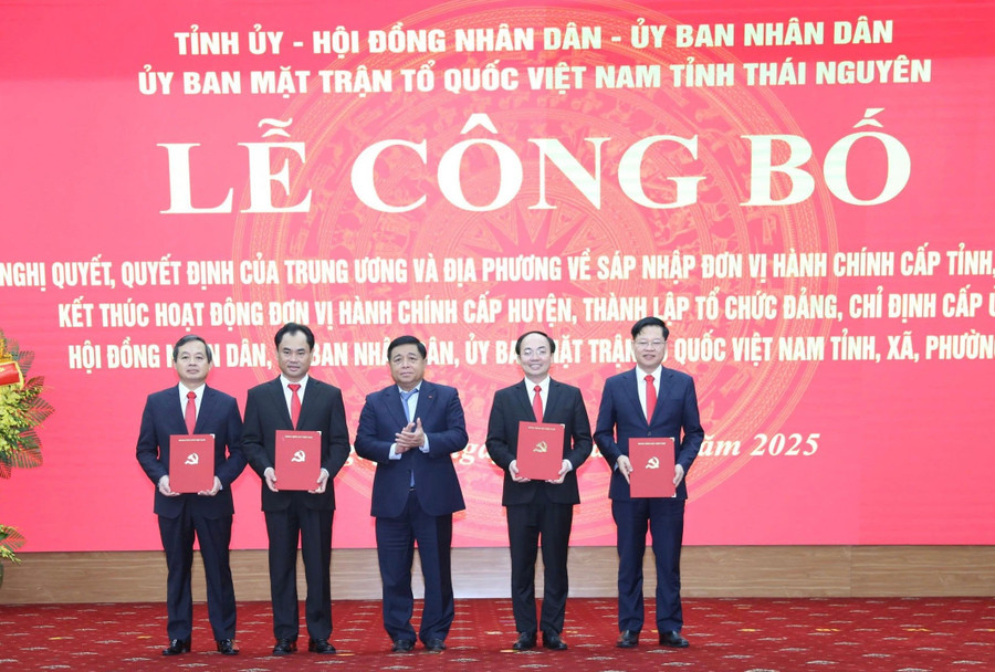 Phó Thủ tướng Nguyễn Chí Dũng trao các quyết định của Bộ Chính trị về việc thành lập Đảng bộ tỉnh Thái Nguyên và chỉ định Ban Chấp hành, Ban Thường vụ, Bí thư, Phó Bí thư Tỉnh ủy Thái Nguyên.