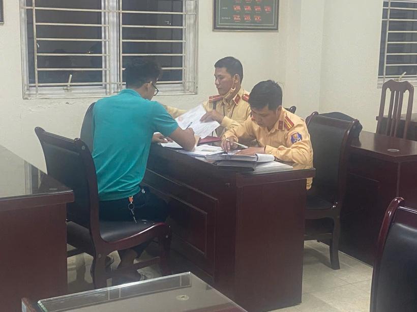 Đội Cảnh sát giao thông số 11 làm việc với lái xe bán tải vi phạm. Ảnh: Quang Thành
