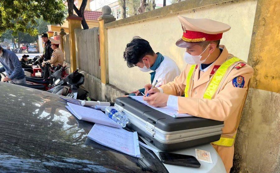 CSGT Công an tỉnh Phú Thọ tăng cường tuần tra, kiểm soát, xử lý nghiêm các hành vi vi phạm pháp luật về trật tự an toàn giao thông liên quan đến học sinh (ảnh Công an tỉnh Phú Thọ).