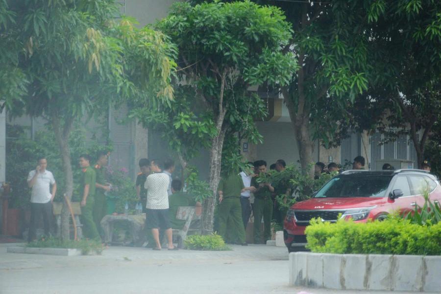 Cảnh sát có mặt tại nhiều địa điểm được cho là nơi ở, nơi làm việc của