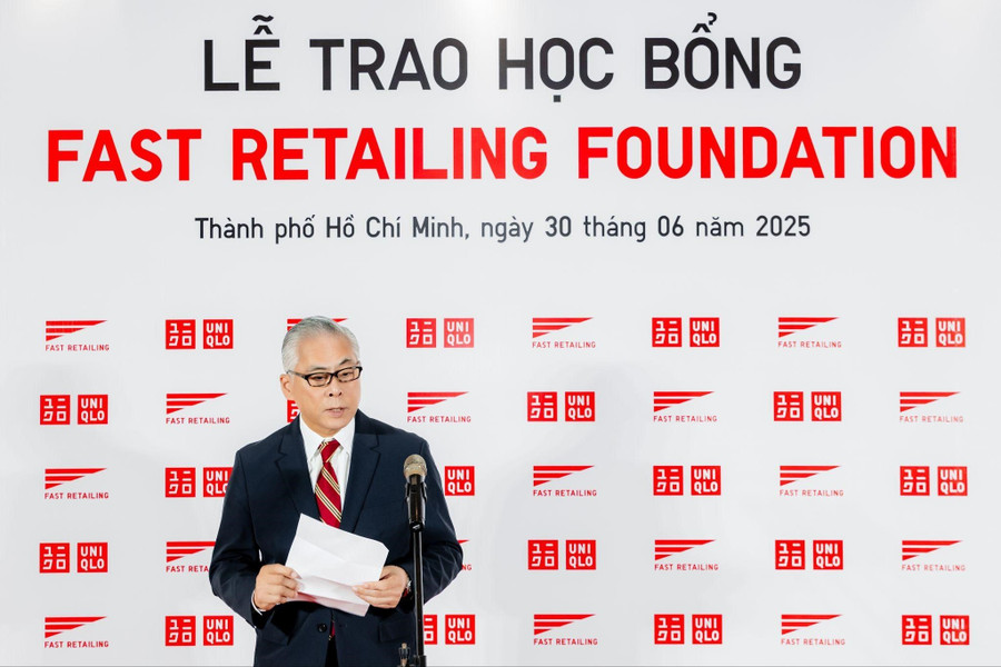'Công ty mẹ' của UNIQLO trao học bổng toàn phần cho 12 em học sinh THPT