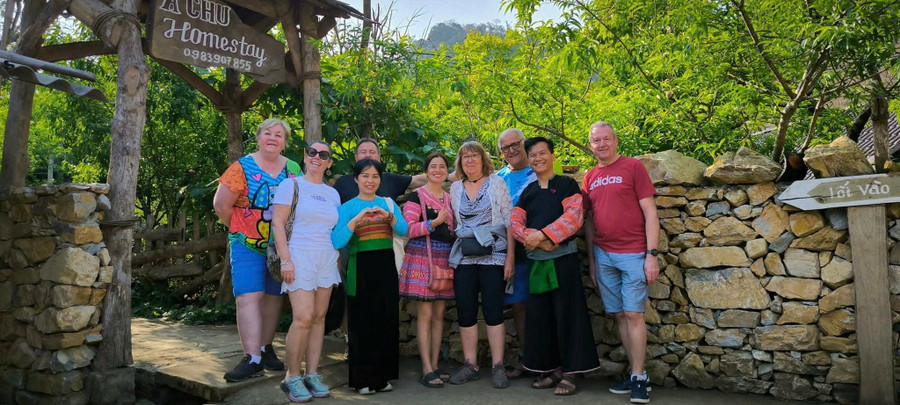 Khách du lịch nước ngoài đến trải nghiệm Homestay tại bản Hua Tạt, xã Vân Hồ.