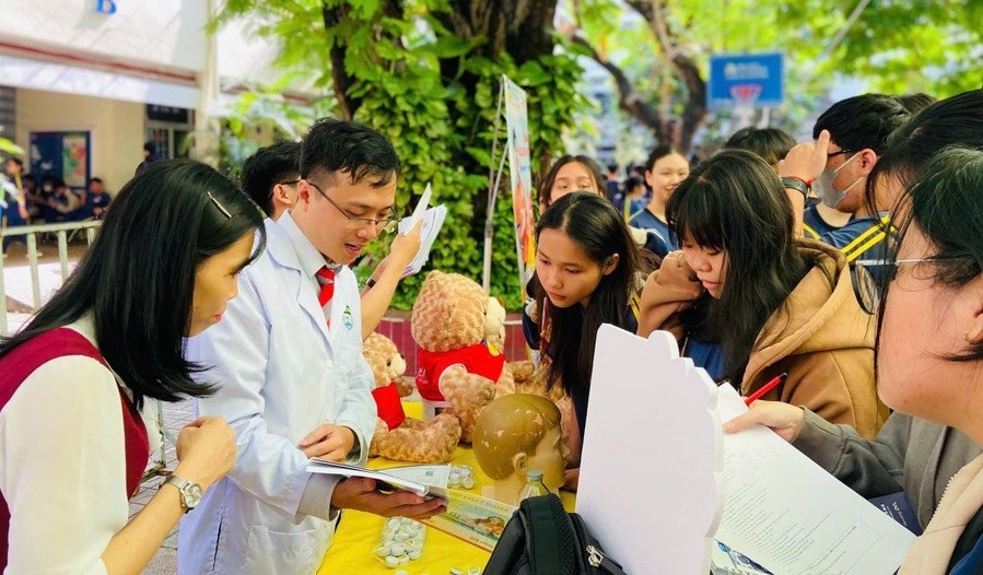 Học sinh Trường THPT Nguyễn Công Trứ (TPHCM) tham gia chuyên đề hướng nghiệp “Áo blouse trắng tương lai”. Ảnh: Lâm Ngọc