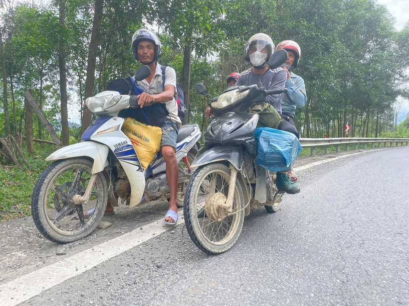 Hàng ngàn người dân từ khắp nơi đổ về tìm ươi bay. Ảnh: Nguyễn Dương