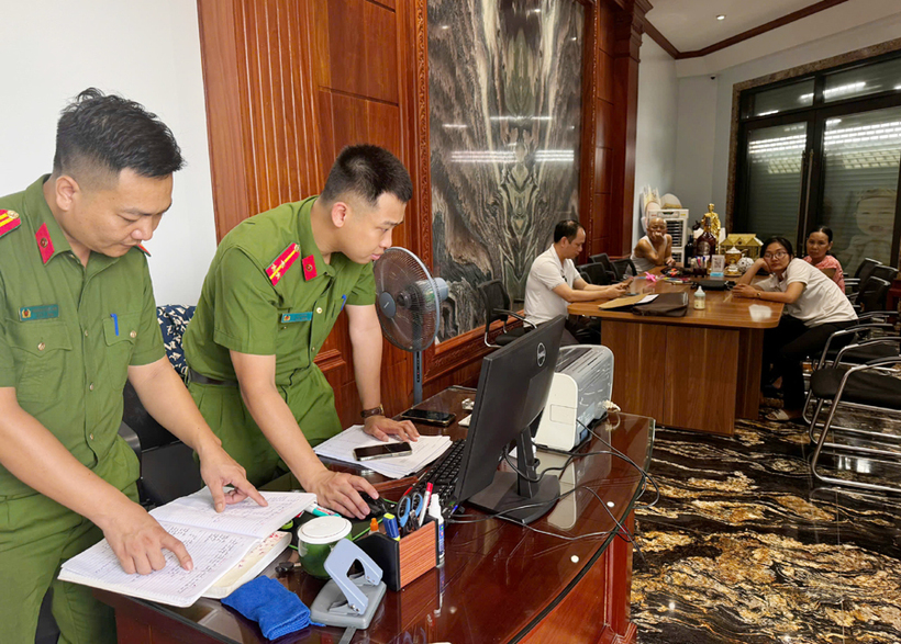 Công an tỉnh Thanh Hóa (Phòng Cảnh sát hình sự) thi hành Lệnh khám xét khẩn cấp nơi ở của Bùi Quốc Ý. Ảnh: Công an Thanh Hóa