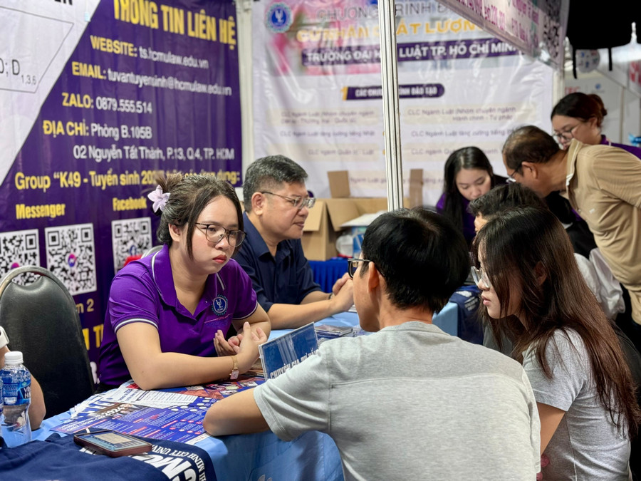 Nhiều thí sinh lo lắng khi điểm thi không đạt kỳ vọng, đối mặt với nguy cơ rớt ước mơ. Ảnh: Thùy Linh.