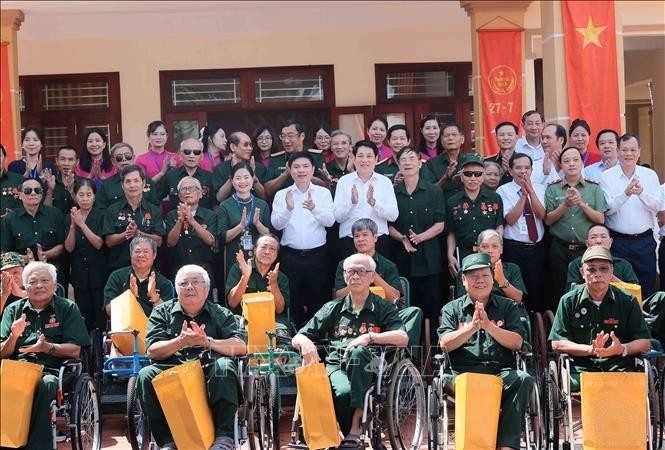Chủ tịch nước Lương Cường thăm, tặng quà các thương binh tại Trung tâm Điều dưỡng Thương binh Duy Tiên. Ảnh: (An Đăng/ TTXVN)