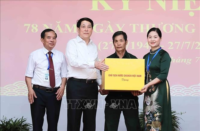 Chủ tịch nước Lương Cường tặng quà Trung tâm Điều dưỡng Thương binh Duy Tiên. (Ảnh: An Đăng/ TTXVN)