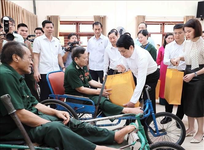 Chủ tịch nước Lương Cường tặng quà các thương binh tại Trung tâm Điều dưỡng Thương binh Duy Tiên. (Ảnh: An Đăng/TTXVN)