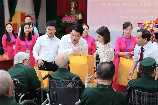 Chủ tịch nước Lương Cường tặng quà cho các thương binh tại Trung tâm Điều dưỡng Thương binh Duy Tiên. (Ảnh: An Đăng/ TTXVN)