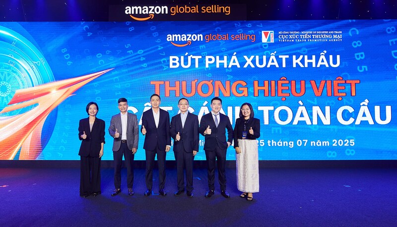 Ông Hoàng Minh Chiến, Phó Cục trưởng Cục Xúc tiến thương mại (Bộ Công Thương), cùng các đại biểu tham dự sự kiện. Ảnh: Minh Khuê.