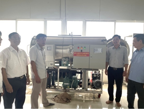 Nhờ sự hỗ trợ từ nguồn vốn "mồi" khuyến công, nhiều cơ sở công nghiệp nông thôn của Ninh Bình đã mạnh dạn đầu tư máy móc thiết bị tiên tiến vào sản xuất. Ảnh minh hoạ