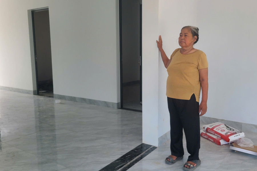Bà Nguyễn Thị Hồng trong căn nhà được hỗ trợ xây dựng theo chương trình xóa nhà tạm vừa hoàn thiện. (Ảnh: T.H) phu-nu-ha-tinh-trong-cong-tac-giam-ngheo-anh1.jpg