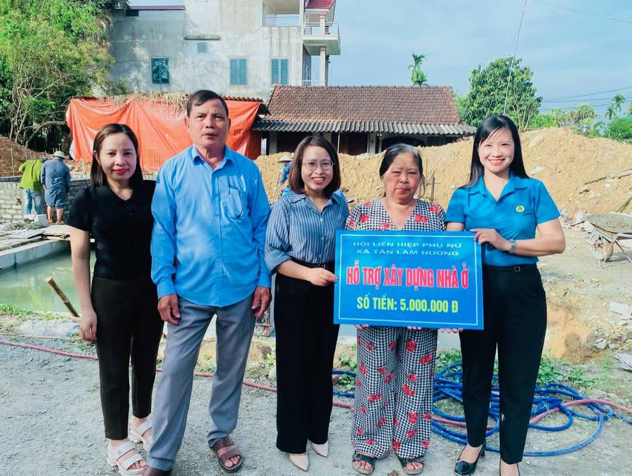 Hội LHPN phường Hà Huy Tập (Hà Tĩnh) vận động hỗ trợ hoàn cảnh khó khăn trên địa bàn. (Ảnh: Hoa Hạ)